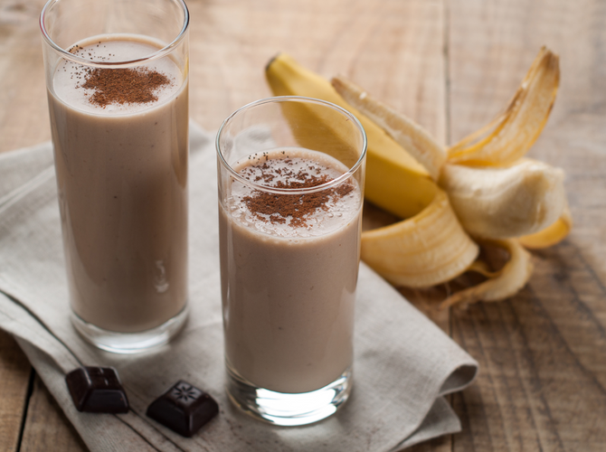 chocolate smoothie with cinnamon and banana