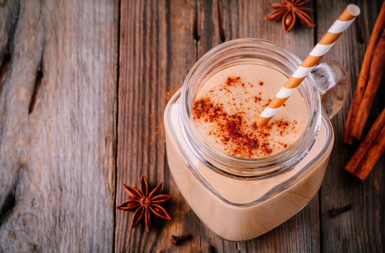 chai tea smoothie with spices in a mason jar