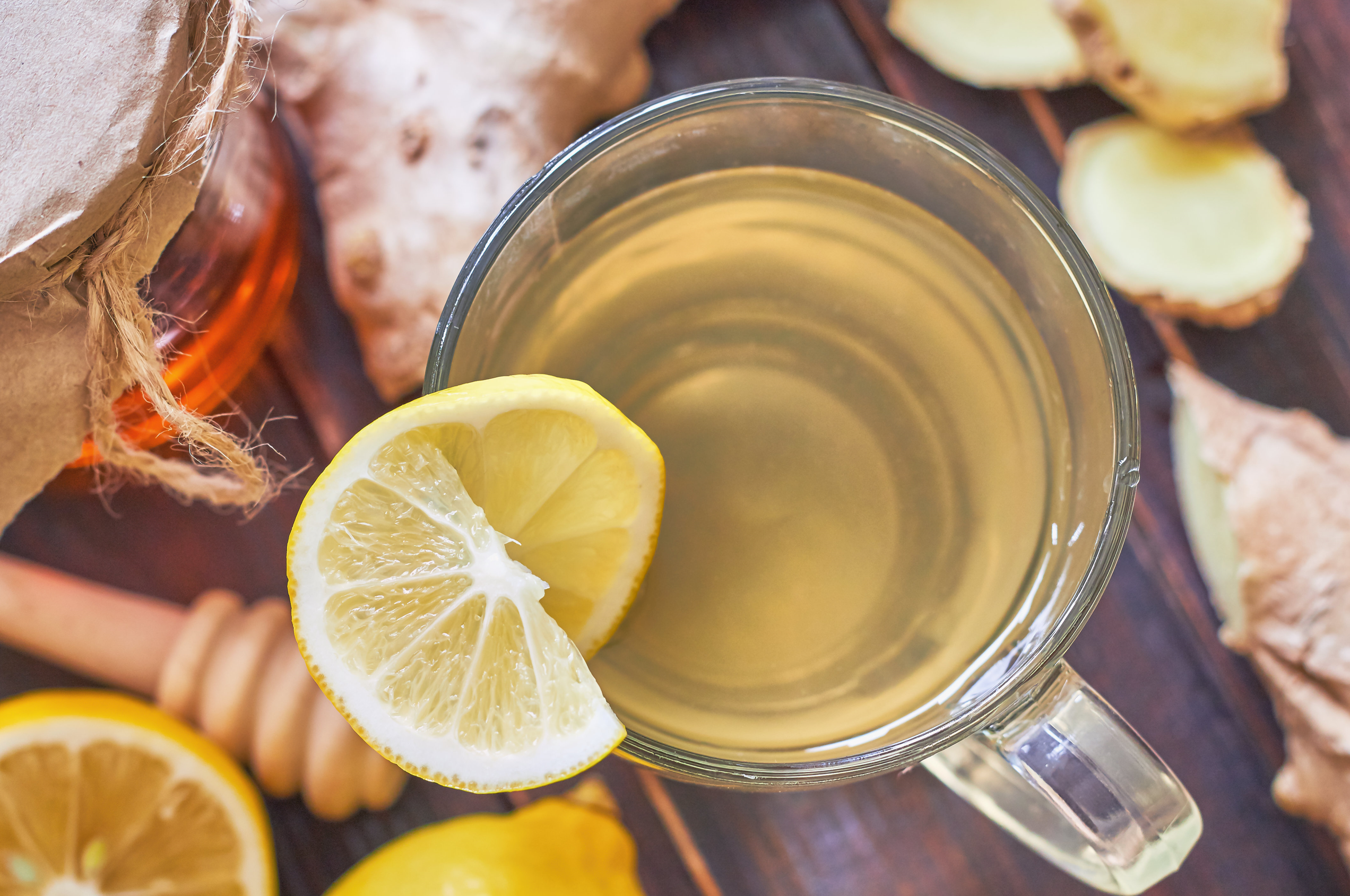 overhead view of ginger cayenne lemonade garnished with sliced lemon