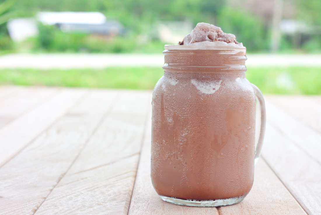 salted caramel keto smoothie in mason jar