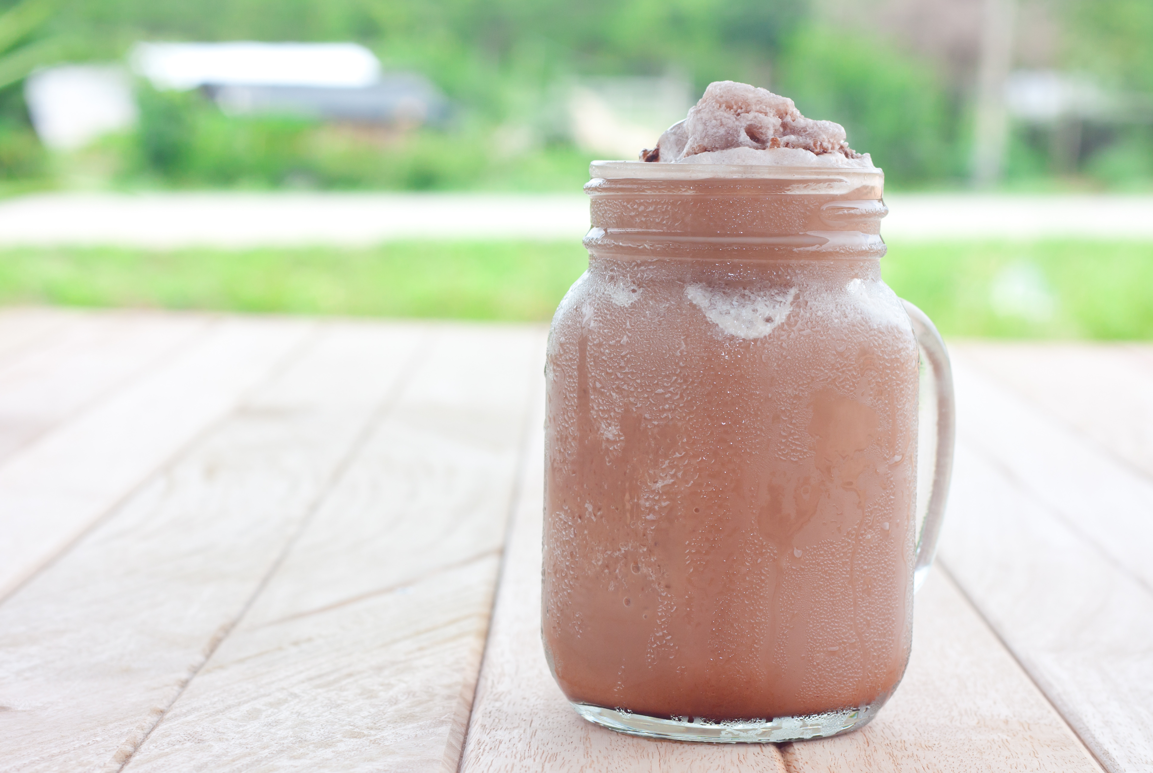 salted caramel keto smoothie in mason jar